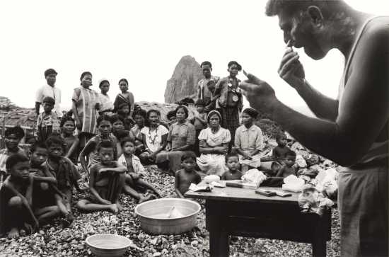 林權助〈原住民與牧師〉，1955年。（取自國家攝影文化中心官網）