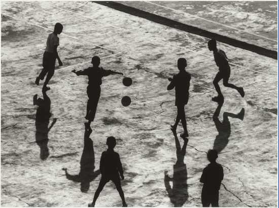 鄭桑溪〈打球〉，1962年。（取自國家攝影文化中心官網）